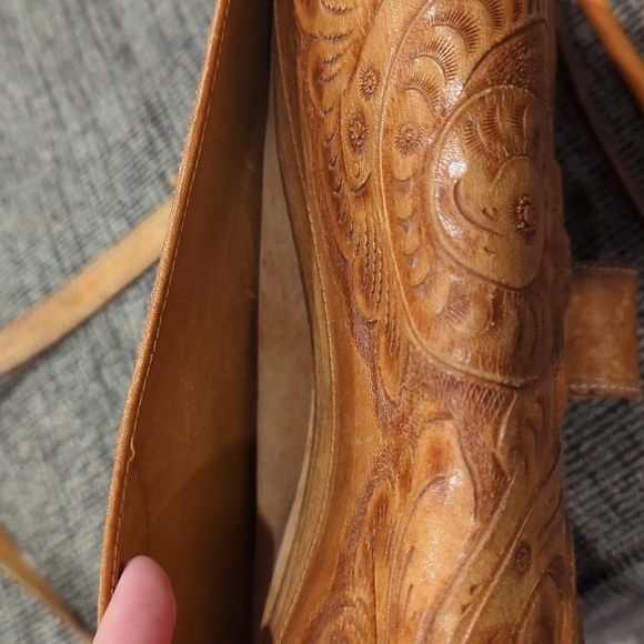 Gaitan Vintage Tooled Leather Purse - Picture 15 of 16